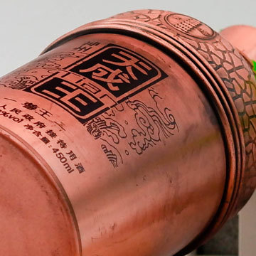 匠心獨運，尊貴之選 鄆城定制高檔噴涂酒瓶與仿古銅色瓶套設計印刷服務